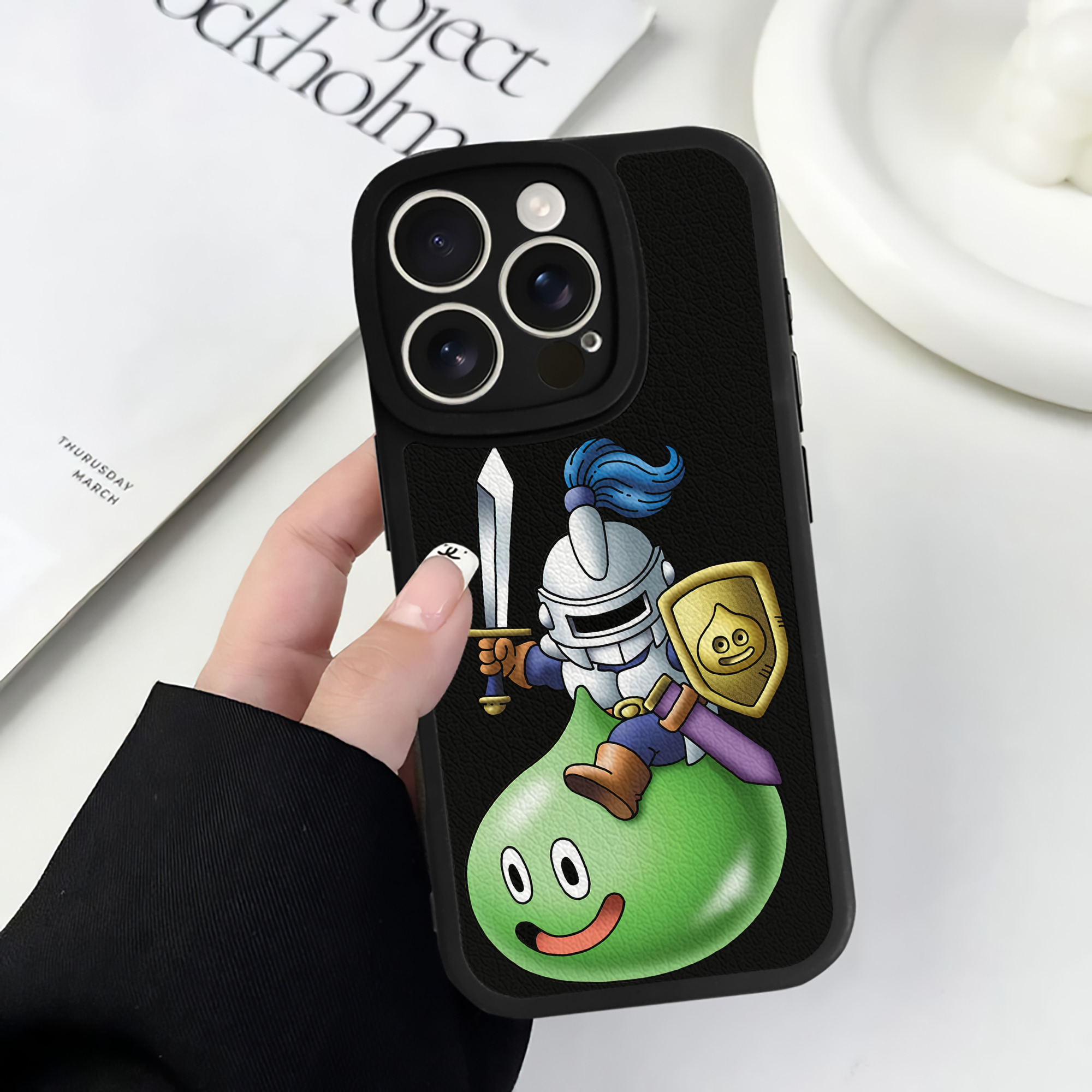 （画像用） ドラゴンクエスト Doragon Kuesuto Dragon Quest 【iPhone 16シリーズ対応】シリコンスマホケース（レザー調） 材質：シリコン